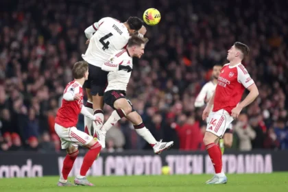 Jogadores de Arsenal e Liverpool em disputa de bola no Emirates Stadium, em Londres – Foto: Julian Finney/Getty Images / Jogada10