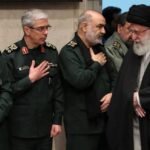 O líder supremo Ali Khamenei cumprimenta o novo comandante das Forças Quds, Esmail Qaani, o Chefe das Forças Armadas, Mohammad Bagheri (centro), e o comandante da Guarda Revolucionária, Hossein Salami - Foto: Site oficial do aiatolá Ali Khamenei/AFP