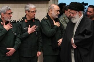 O líder supremo Ali Khamenei cumprimenta o novo comandante das Forças Quds, Esmail Qaani, o Chefe das Forças Armadas, Mohammad Bagheri (centro), e o comandante da Guarda Revolucionária, Hossein Salami - Foto: Site oficial do aiatolá Ali Khamenei/AFP