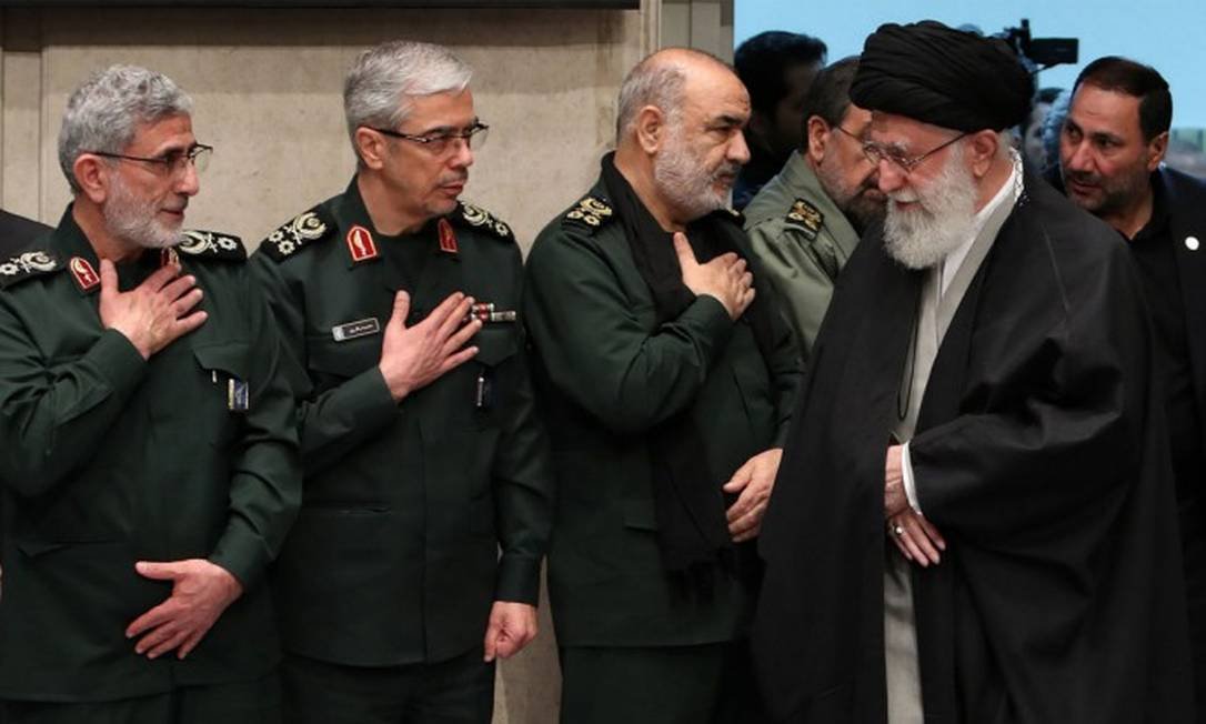 O líder supremo Ali Khamenei cumprimenta o novo comandante das Forças Quds, Esmail Qaani, o Chefe das Forças Armadas, Mohammad Bagheri (centro), e o comandante da Guarda Revolucionária, Hossein Salami - Foto: Site oficial do aiatolá Ali Khamenei/AFP