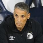 Técnico Vojvoda do Santos - Foto: Theo Daolio/Mochila Press