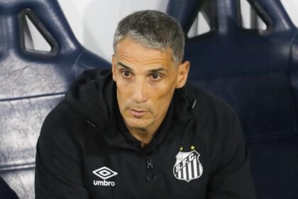 Técnico Vojvoda do Santos - Foto: Theo Daolio/Mochila Press