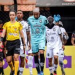 Goleiro Alisson apontando suas mãos ao Céu - Foto: Cesar Conventi