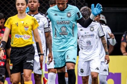 Goleiro Alisson apontando suas mãos ao Céu - Foto: Cesar Conventi