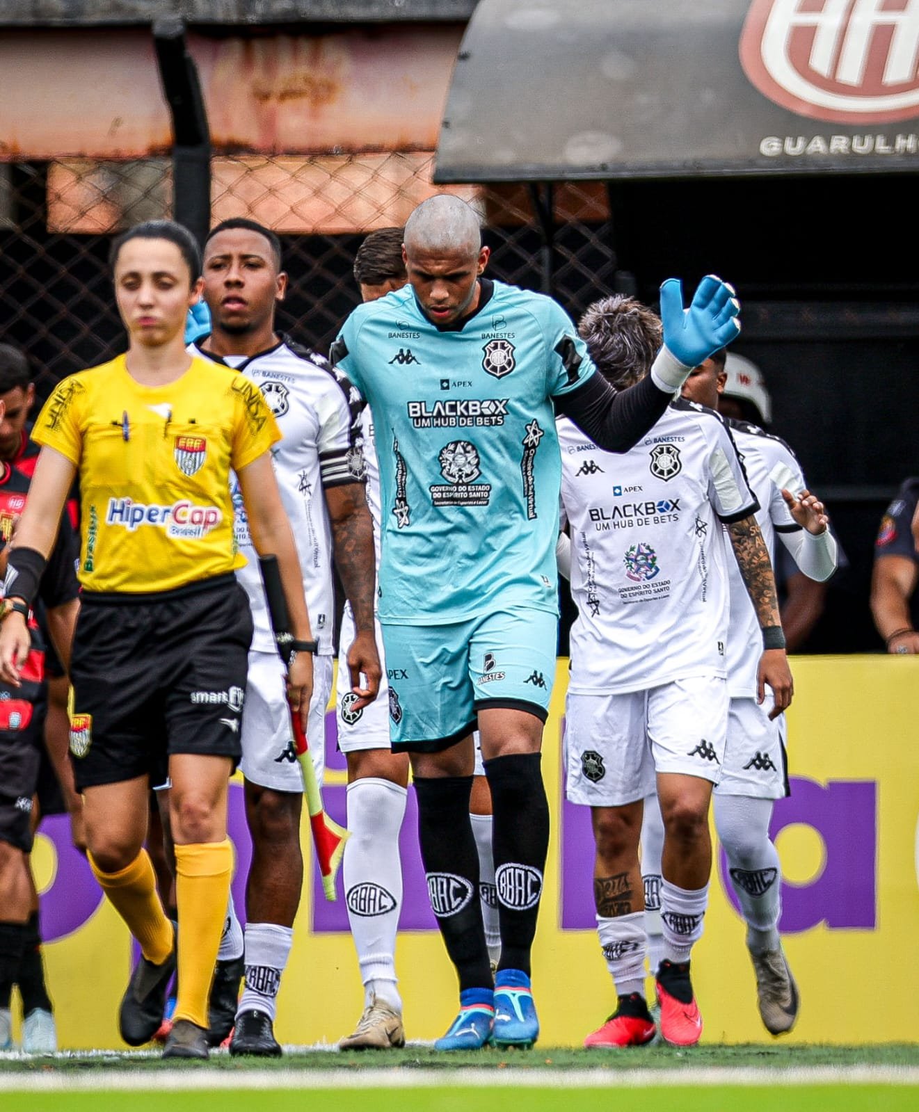 Goleiro Alisson apontando suas mãos ao Céu - Foto: Cesar Conventi