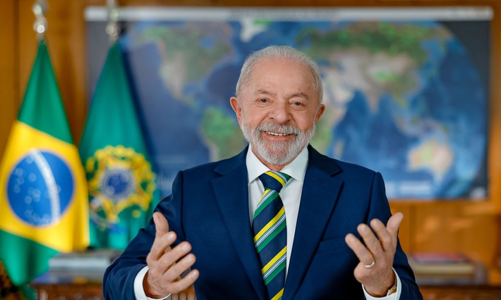 Lula se destaca com o favoritismo por ter aprovação em todos os cenários eleitorais