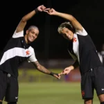 Jogadores do Vasco comemoram gol de Zuccarello (dir.) na estreia na Copinha (Foto: João Pedro/RP Fotopress/Gazeta Press)