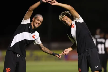 Jogadores do Vasco comemoram gol de Zuccarello (dir.) na estreia na Copinha (Foto: João Pedro/RP Fotopress/Gazeta Press)