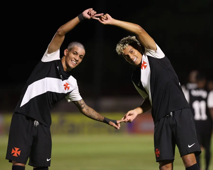 Jogadores do Vasco comemoram gol de Zuccarello (dir.) na estreia na Copinha (Foto: João Pedro/RP Fotopress/Gazeta Press)