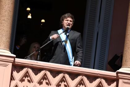 Milei discursa na Casa Rosada após tomar posse como presidente da Argentina - Foto: Agustin Marcarian