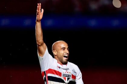 Lucas Moura vibra com gol pelo São Paulo contra o Grêmio Foto: Marcello Zambrana/AGIF