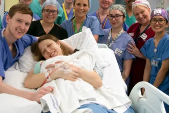 No começo de 2023, Grace foi a primeira mulher a receber um transplante de útero após sua irmã Amy doar seu próprio útero - Foto: Reprodução/Hospital Queen Charlotte's and Chelsea