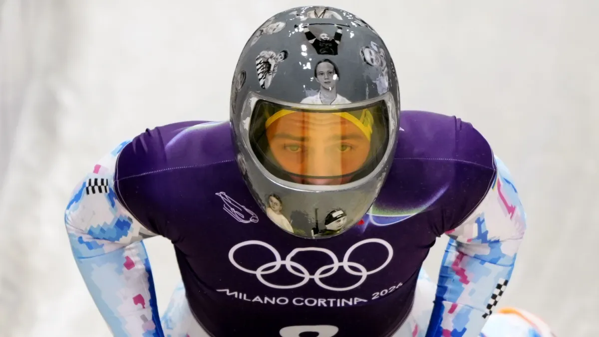 Vladyslav Heraskevych com capacete especial durante descida no skeleton • Andrew Milligan/PA Images via Getty Images