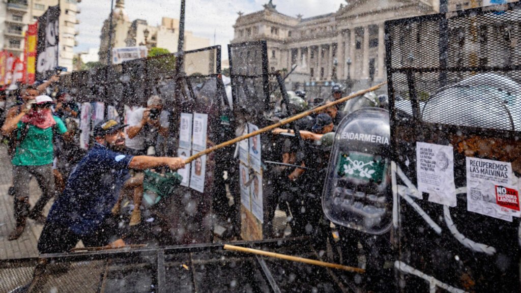 Argentina registrou protestos violentos contra a reforma trabalhista que foi aprovada nesta semana no Senado - Foto: Juan Ignacio Roncoroni/EFE