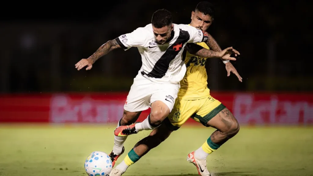 Vasco leva virada na estreia do Brasileirão (Foto: Vinicius Silva/AGIF)