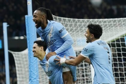 Reijnders, Semenyo e Marmoush celebram gol do City (Foto: Imago)
