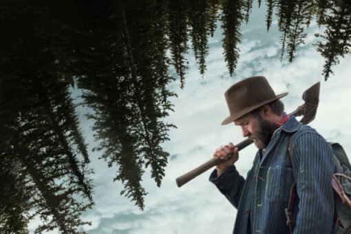 Pôster oficial de 'Sonhos de Trem', drama contemplativo dirigido por Clint Bentley e estrelado por Joel Edgerton, que transforma a passagem do tempo em paisagem e memória - Foto: Divulgação/Netflix