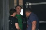 O ex-presidente do Brasil, Jair Bolsonaro, aparece na porta de sua casa, durante sua prisão domiciliar, em Brasília, Brasil, em 21 de novembro - Foto: Mateus Bonomi/Reuters