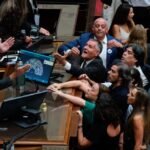 Parlamentares da oposição discutem com o presidente da Câmara dos Deputados da Argentina - Foto: REUTERS/Alessia Maccioni