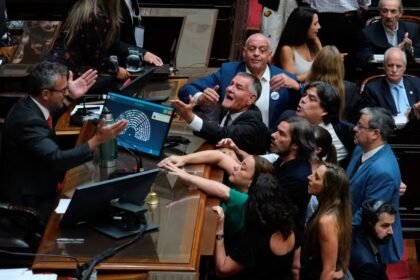 Parlamentares da oposição discutem com o presidente da Câmara dos Deputados da Argentina - Foto: REUTERS/Alessia Maccioni
