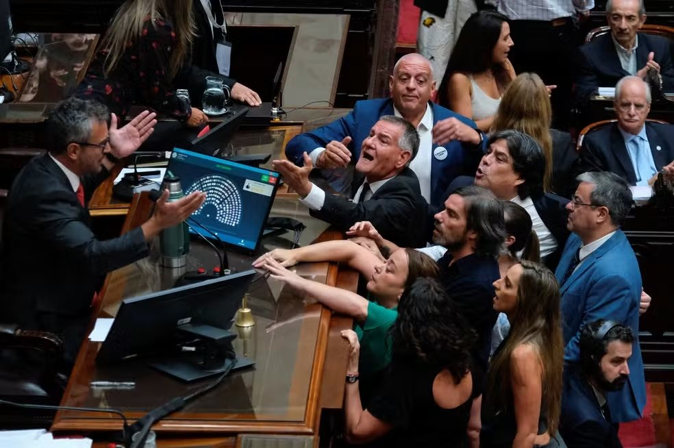 Parlamentares da oposição discutem com o presidente da Câmara dos Deputados da Argentina - Foto: REUTERS/Alessia Maccioni