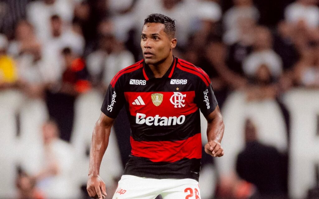 O lateral Alex Sandro saiu lesionado no duelo entre Corinthians e Flamengo pelo Campeonato Brasileiro - Foto: Adriano Fontes/ Flamengo