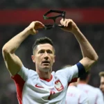 Lewandowski, comemora o primeiro gol de sua equipe durante a partida semifinal da repescagem para a Copa do Mundo da FIFA 2026 entre Polônia e Albâni (Foto: Sergei Gapon / AFP)