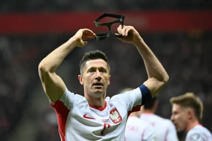 Lewandowski, comemora o primeiro gol de sua equipe durante a partida semifinal da repescagem para a Copa do Mundo da FIFA 2026 entre Polônia e Albâni (Foto: Sergei Gapon / AFP)