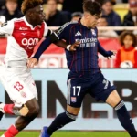 O avançado Afonso Moreira (dir.) disputa a posse de bola com o 'monegasco' Christian Mawissa Foto: EPA