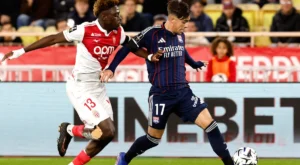 O avançado Afonso Moreira (dir.) disputa a posse de bola com o 'monegasco' Christian Mawissa Foto: EPA