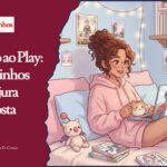 Uma ilustração digital em estilo anime suave de uma jovem mulher brasileira negra, com cabelos cacheados presos em um coque e óculos redondos. Ela está sentada confortavelmente em uma cama repleta de almofadas pastel e cobertores, olhando para um notebook aberto que exibe uma cena de anime romântico. Ela usa um moletom rosa bebê e segura uma caneca de chá com formato de gatinho. O quarto é aconchegante, iluminado por luzes de fada (pisca-pisca) quentes e a luz dourada do pôr do sol que entra por uma janela à direita, onde um gato rajado gordinho dorme. As paredes são decoradas com pôsteres fofos e miniaturas de animes como Sailor Moon, Violet Evergarden e 7th Time Loop. Mangás estão empilhados na prateleira ao fundo. A atmosfera é de relaxamento e conforto. Composição horizontal 16:9.