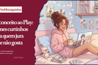 Uma ilustração digital em estilo anime suave de uma jovem mulher brasileira negra, com cabelos cacheados presos em um coque e óculos redondos. Ela está sentada confortavelmente em uma cama repleta de almofadas pastel e cobertores, olhando para um notebook aberto que exibe uma cena de anime romântico. Ela usa um moletom rosa bebê e segura uma caneca de chá com formato de gatinho. O quarto é aconchegante, iluminado por luzes de fada (pisca-pisca) quentes e a luz dourada do pôr do sol que entra por uma janela à direita, onde um gato rajado gordinho dorme. As paredes são decoradas com pôsteres fofos e miniaturas de animes como Sailor Moon, Violet Evergarden e 7th Time Loop. Mangás estão empilhados na prateleira ao fundo. A atmosfera é de relaxamento e conforto. Composição horizontal 16:9.