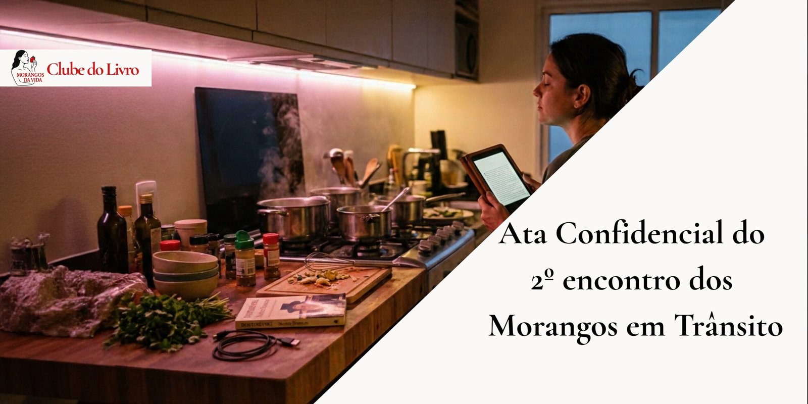 Fotografia artística de uma mulher de perfil com olhos fechados, segurando um e-reader em uma cozinha à noite. O ambiente mistura o caos doméstico de panelas no fogo com uma iluminação rosa suave e cinematográfica. Sobre a bancada, um livro de Dostoiévski. A imagem transmite uma sensação de refúgio literário em meio à vida real