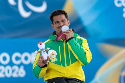Cristian Ribera, com a medalha de prata, nos Jogos Paralímpicos de Inverno Milão-Cortina 2026 - Foto: Alessandra Cabral/CPB
