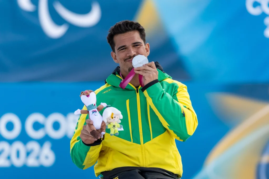 Cristian Ribera, com a medalha de prata, nos Jogos Paralímpicos de Inverno Milão-Cortina 2026 - Foto: Alessandra Cabral/CPB