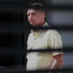 O ex-presidente do Brasil, Jair Bolsonaro, aparece na porta de sua casa, durante sua prisão domiciliar, em Brasília, Brasil, em 21 de novembro - Foto: Sebastião Moreira/EFE