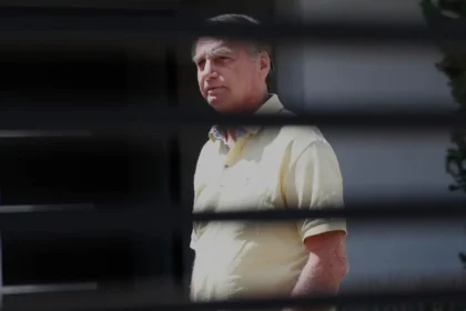 O ex-presidente do Brasil, Jair Bolsonaro, aparece na porta de sua casa, durante sua prisão domiciliar, em Brasília, Brasil, em 21 de novembro - Foto: Sebastião Moreira/EFE