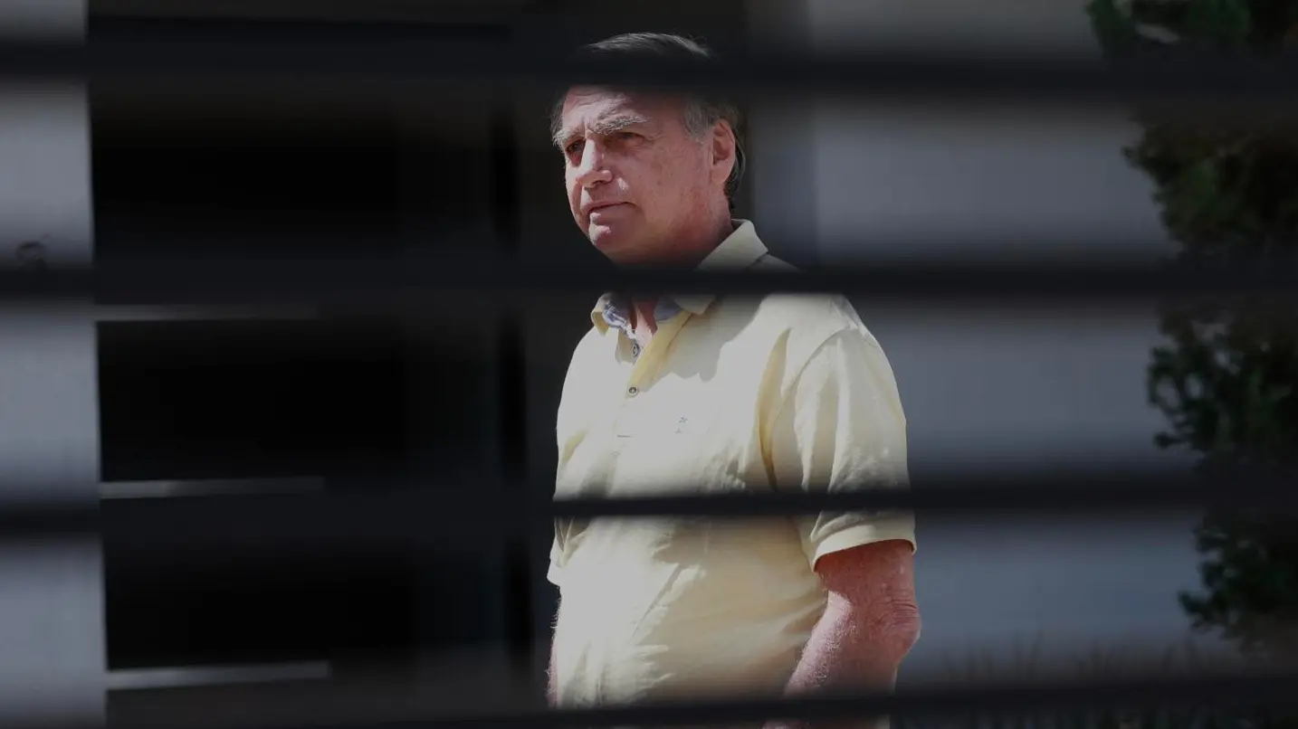 O ex-presidente do Brasil, Jair Bolsonaro, aparece na porta de sua casa, durante sua prisão domiciliar, em Brasília, Brasil, em 21 de novembro - Foto: Sebastião Moreira/EFE