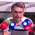 Flávio Bolsonaro lê carta escrita pelo pai antes de cirurgia - Foto: Reprodução