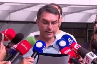 Flávio Bolsonaro lê carta escrita pelo pai antes de cirurgia - Foto: Reprodução