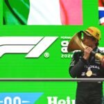 Kimi Antonelli vence pela primeira vez na F1 e beija o troféu do GP da China - Foto: Rudy Carezzevoli