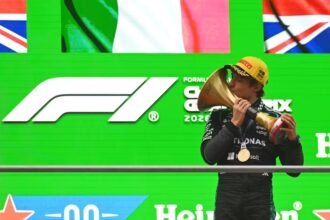Kimi Antonelli vence pela primeira vez na F1 e beija o troféu do GP da China - Foto: Rudy Carezzevoli