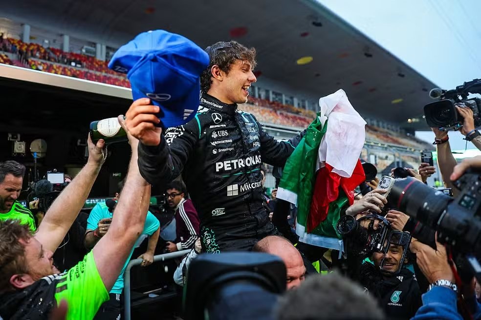 Andrea Kimi Antonelli comemora vitória no GP da China da F1 2026 com a Mercedes - Foto: Jayce Illman/Getty Images