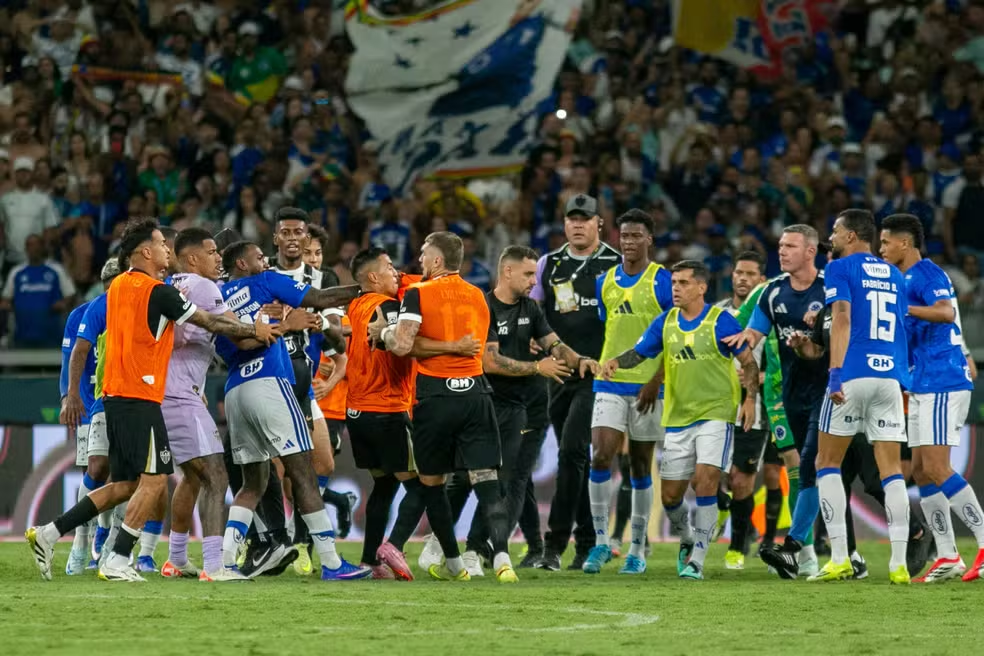 Briga no fim do clássico entre Cruzeiro e Atlético-MG — Foto: Fernando Moreno/AGIF