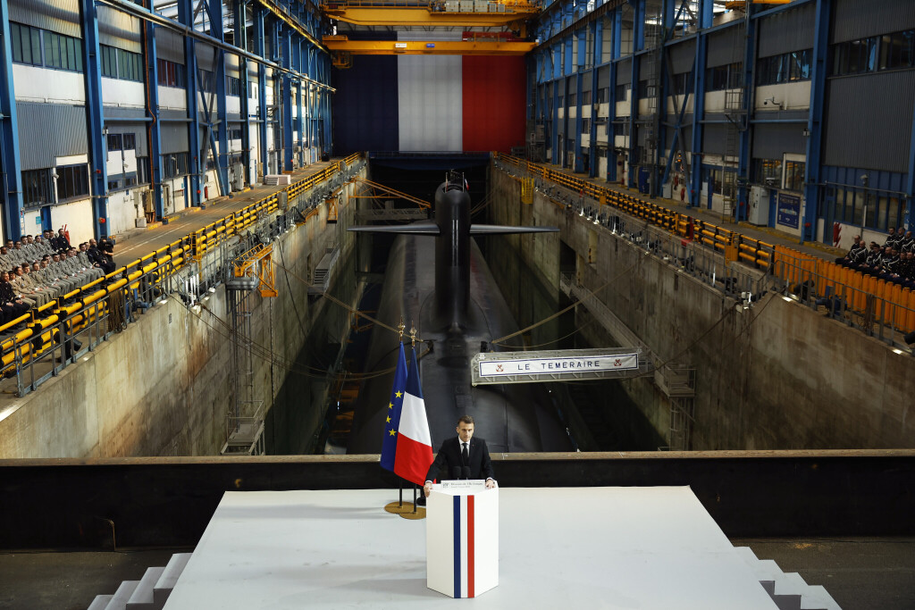Na segunda-feira, Emmanuel Macron discursou em frente ao submarino nuclear “Le Téméraire” (O Ousado), na base de Île Longue. Foto: Reprodução - Yoan Valat
