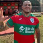 Influenciador Toguro veste camisa da Portuguesa com a logotipo da Mansão Maromba • Reprodução/Instagram @toguro