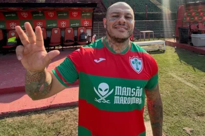 Influenciador Toguro veste camisa da Portuguesa com a logotipo da Mansão Maromba • Reprodução/Instagram @toguro