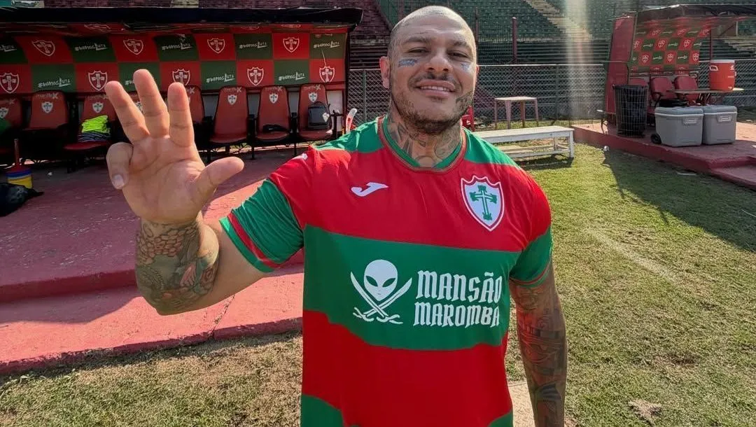 Influenciador Toguro veste camisa da Portuguesa com a logotipo da Mansão Maromba • Reprodução/Instagram @toguro