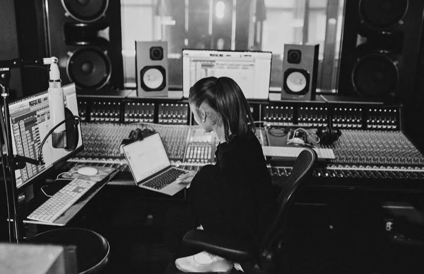 Ariana grande pruduzindo seu oitavo álbum de estúdio - Foto: arianagrande/Instagram