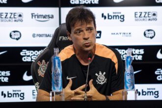 O técnico Fernando Diniz, novo comandante do Corinthians é apresentado em coletiva de imprensa realizada na tarde dessa terça-feira (07) no CT Joaquim Grava - Foto: Fernando Blade/Portal Ponto360